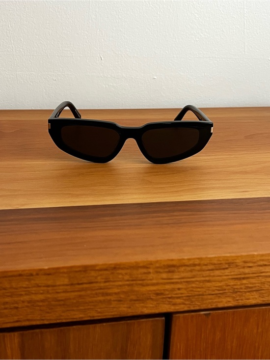Accessories - Sleek Black Rectangular Sunglasses